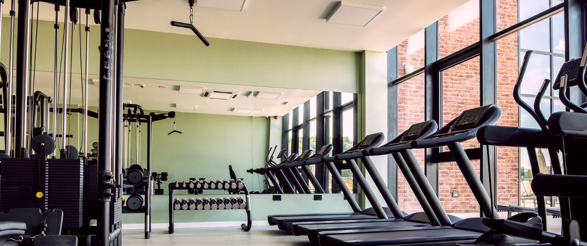 тренажеры в спортзале